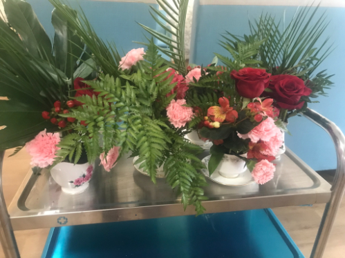 Benarty View Care Home residents enjoy a joyful flower arranging activity, creating beautiful floral displays while supporting creativity, dexterity and social connection.